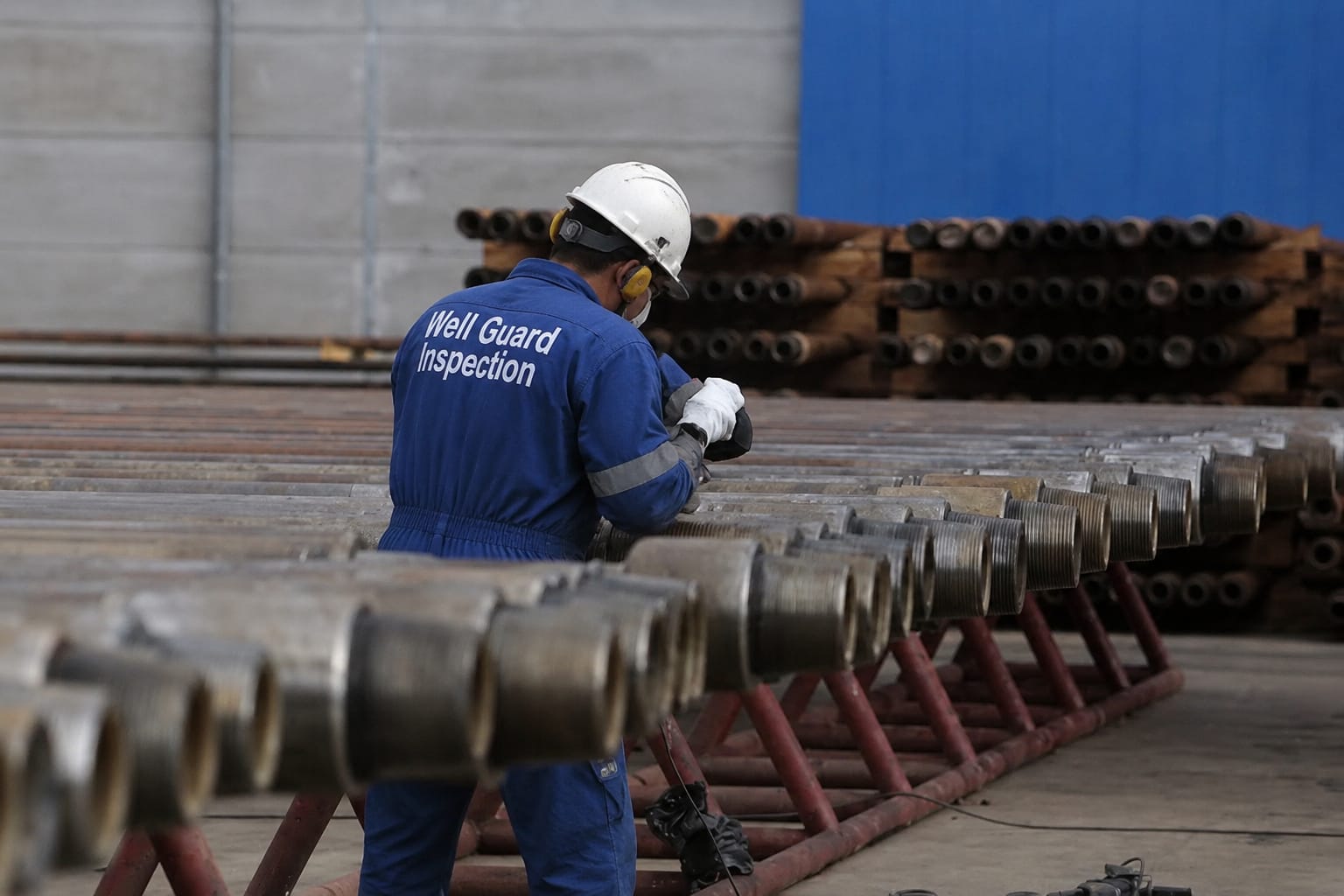 Complete drill pipe inspection assessing pipe condition